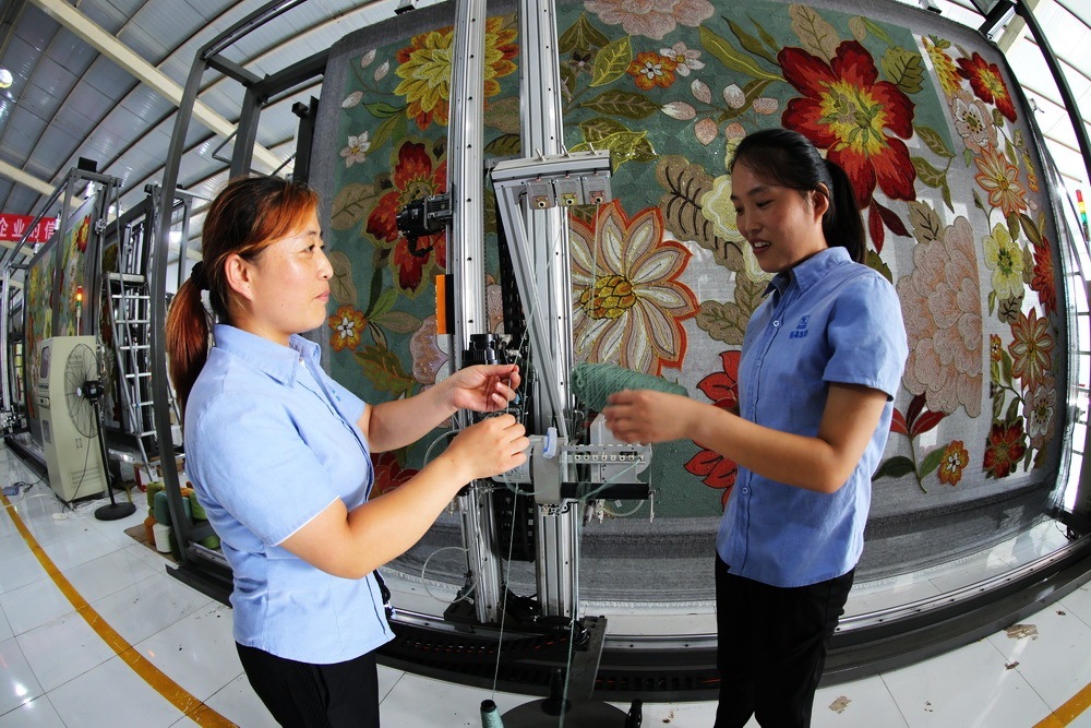 山东阳信:机器人编织地毯提高质量