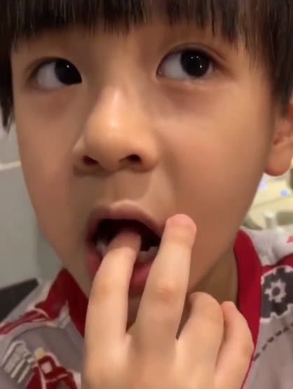 吴尊直播给儿子拔牙Max反应太萌,妻子意外出镜,侧颜令人惊讶 澳门网上赌博游戏