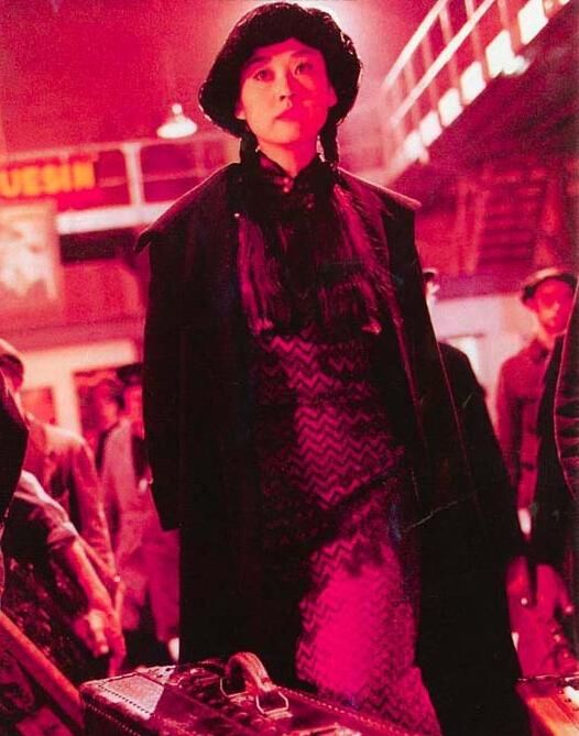 同演《我的1919》，他为戏而生演技被肯定，而50岁的她活成了20岁