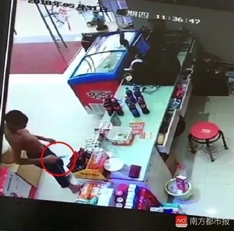 东莞光膀男去便利店偷情趣用品,事后被店内监缕空情趣图片