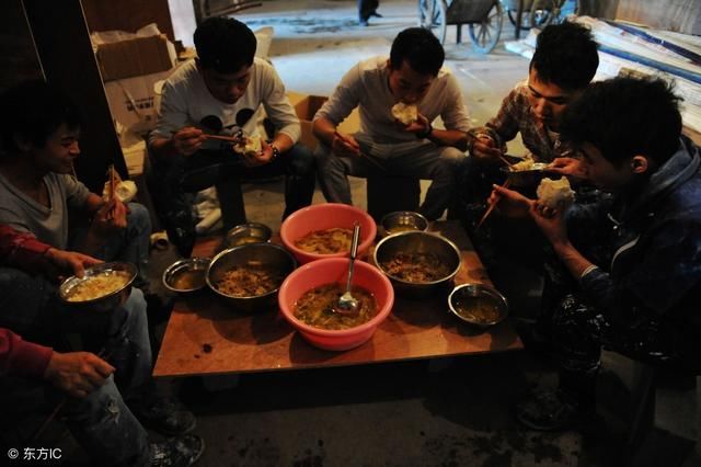 农民工的日常，辛苦与汗水，只为养家