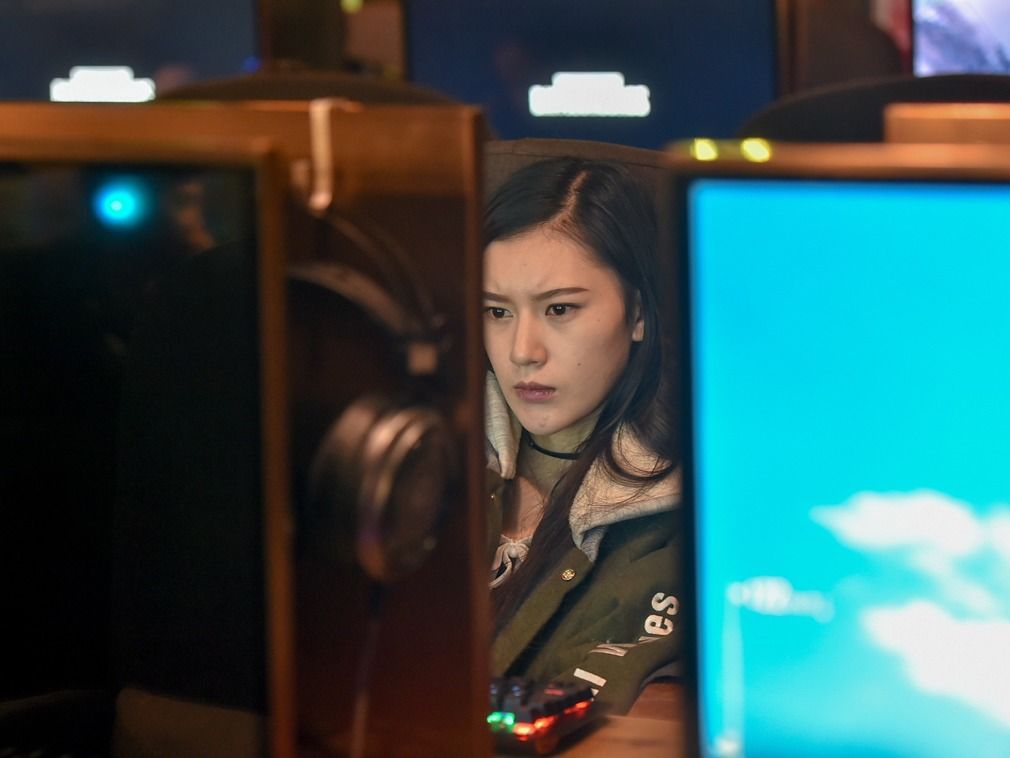 大二女生十七妹成为中国女赌神 逆天颜值年薪