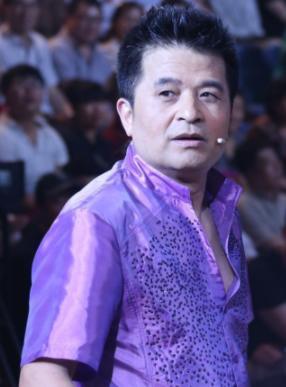 离开央视的毕福剑,开饭店年入百万,接商演当主