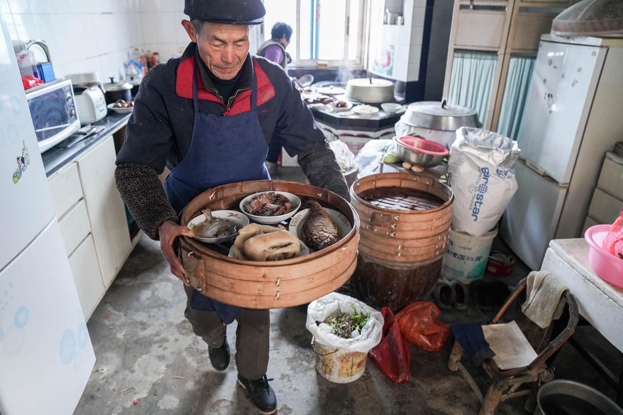 农村老人用2天时间准备年夜饭，可惜一家人却吃不了多少