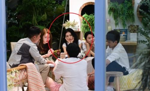 心动的信号：男二女三相谈甚欢，郑琴心捧脸无奈，嫌弃滋味溢出屏幕