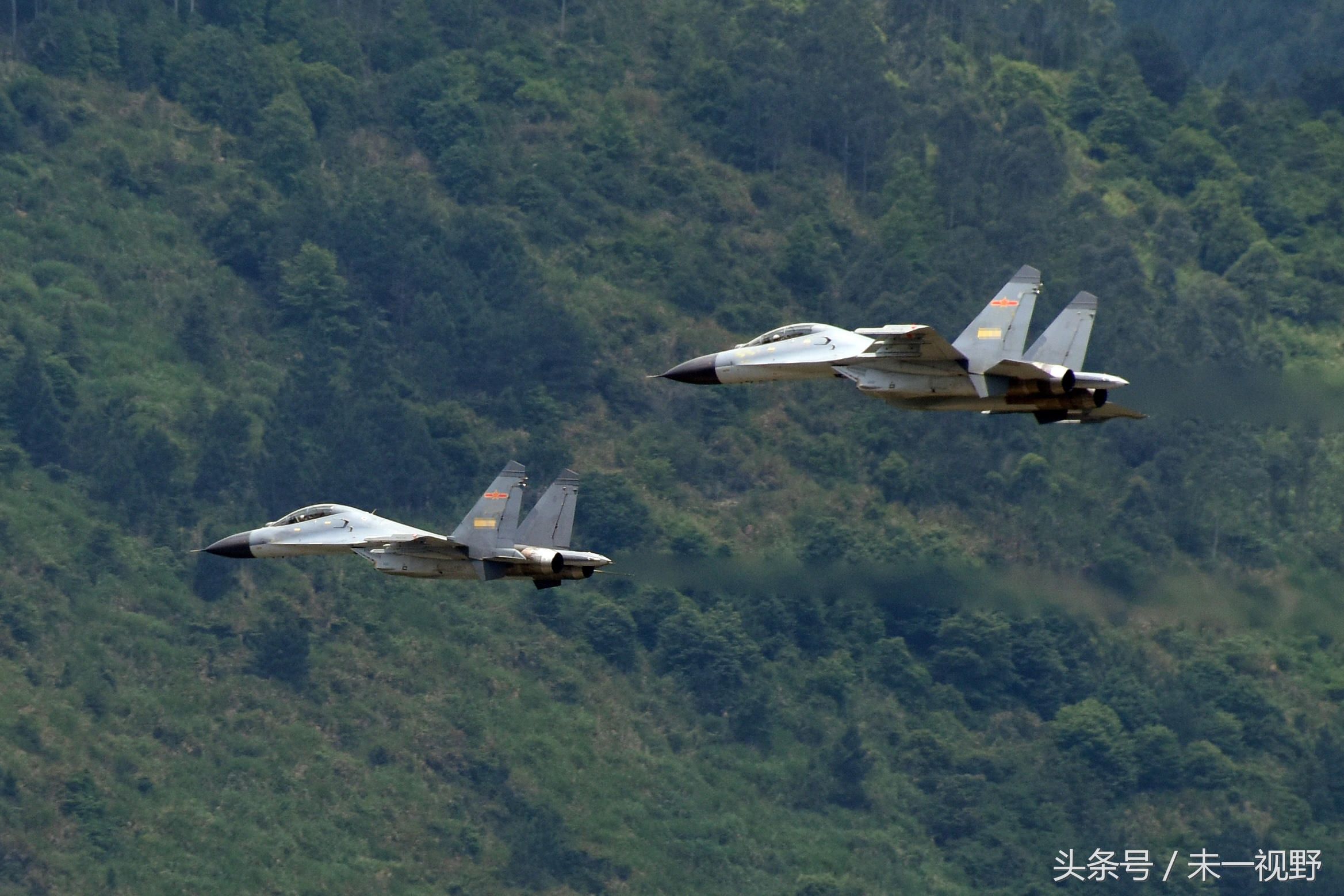 解放军重型战机超低空飞越山谷,比歼10C还凶