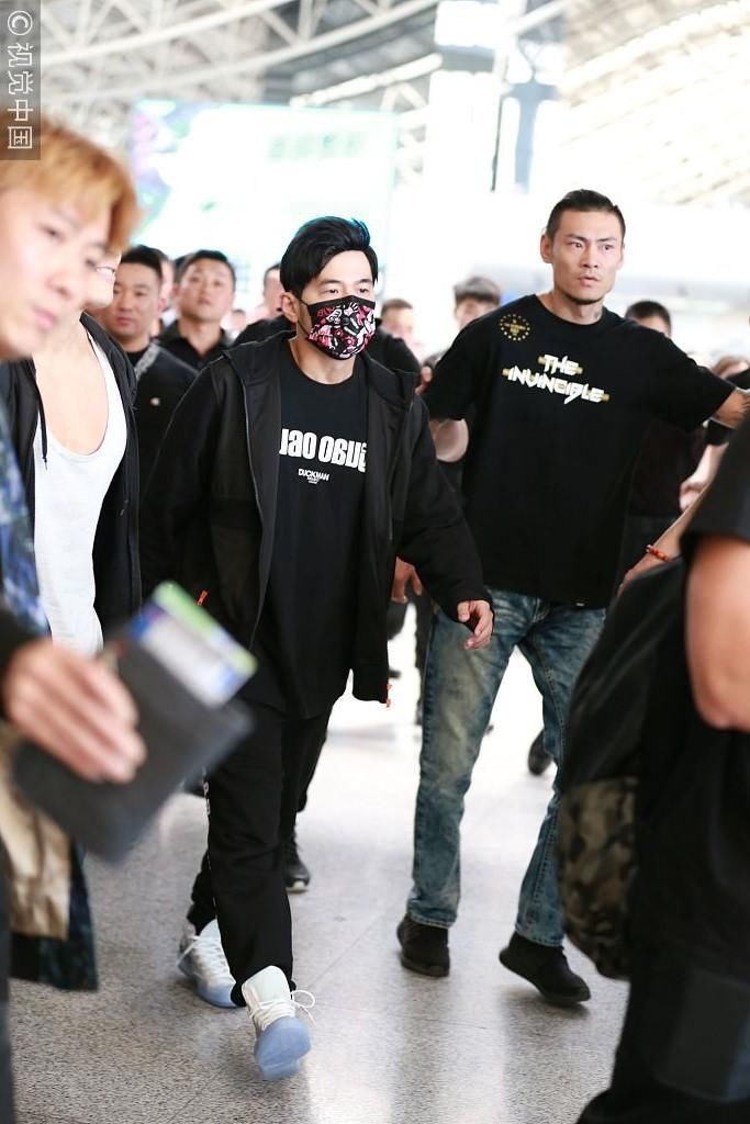 巨星待遇!周杰伦离成都 机场出动多名保安