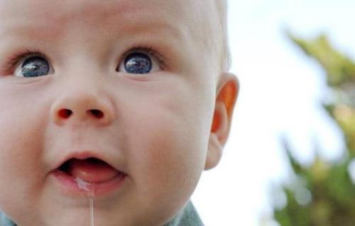 为什么用手擦口水时,有一股臭味?专业人士道