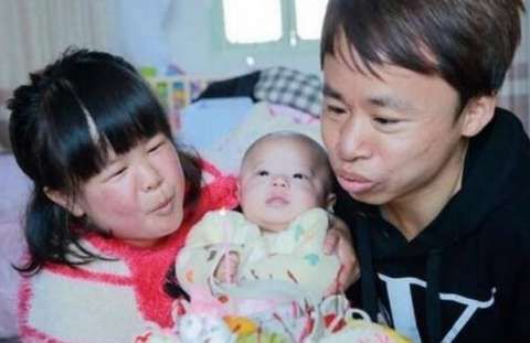 不顾世俗侏儒夫妇怀孕生子,孩子腿短身长