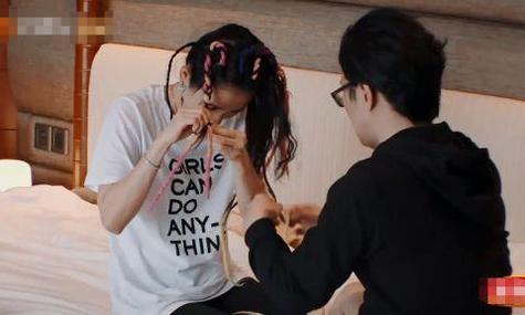 汪峰帮老婆章子怡拆头发,两人的坐姿?简直不能