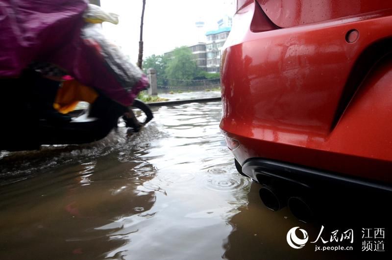 高清图：南昌遭遇强降雨开车如行船宝马车涉水趴了窝