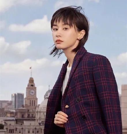 有一种变脸叫王子文留长发，本以为没了长发灵气，结果美翻了