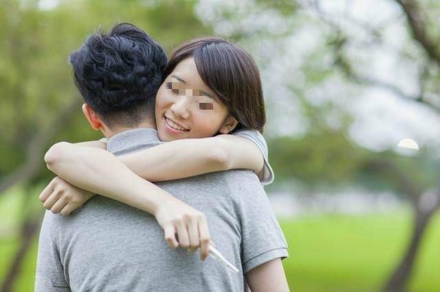 丈夫坚持离婚,3年后丈夫开豪车回家,妻子看到车上女人后红了眼