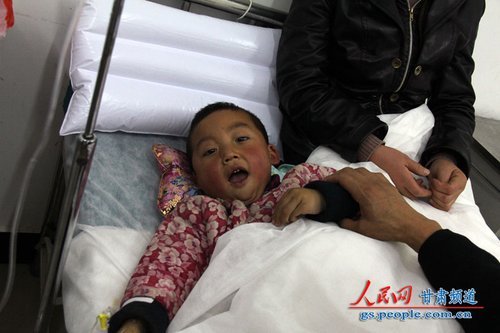 甘肃校车事件伤者多为留守儿童