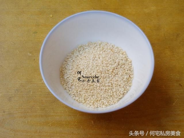 婆婆往剩余的汤圆皮里加水果？奇怪！出锅之后，大家抢着吃