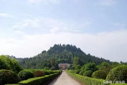 实拍杨尚昆墓和李先念墓