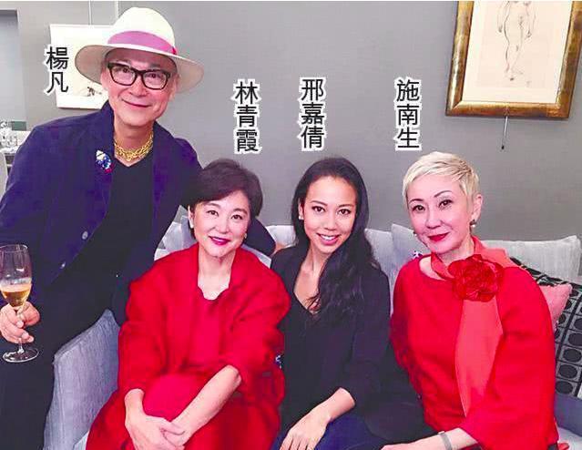 64岁林青霞与67岁施南生同框比美,玉镯太抢镜