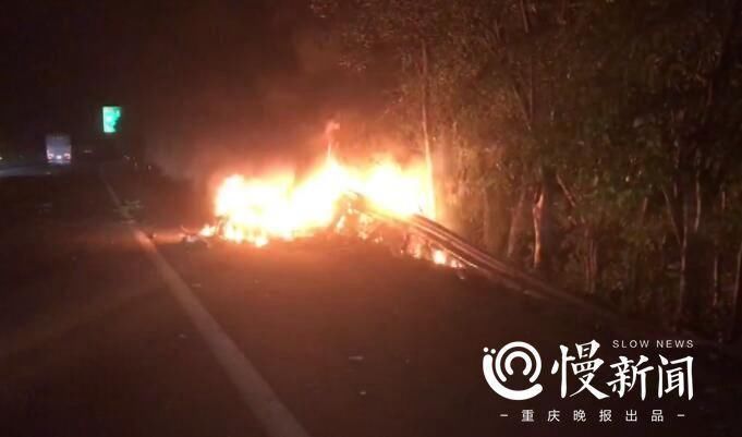 法拉利深夜重庆市绕城高速起火烧成框架 司机