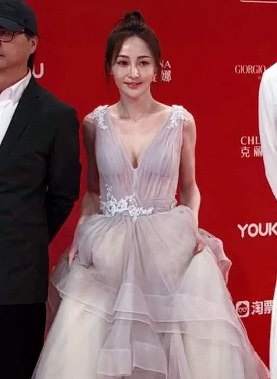 他曾与姚笛同床共枕7年，却因没钱买房无奈选择分手，如今红得发紫身家上亿