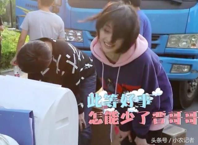 暖心姑娘!郑爽剧组为全工作人员买西瓜,并贴心