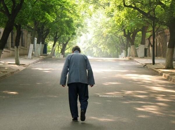 儿子买房,父亲卖了三枚硬币资助,儿媳妇直接摔