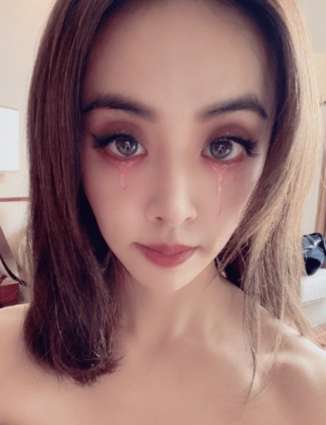 蔡依林晒粉色眼泪自拍,在线锁骨太仙气,网友