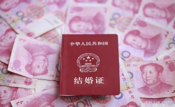 老公年薪二十万,我给娘家买车盖房,离婚后,我被村里人笑话!