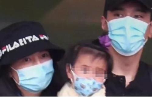 40岁高圆圆现身求子圣地，素颜生图嫩出水，与赵又廷再求二胎？