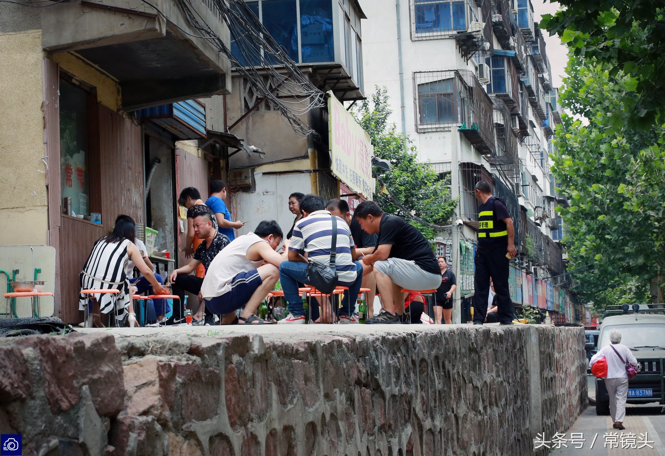 河南无名小店一天卖1100碗驴肉汤，漂亮女大学生来当服务员