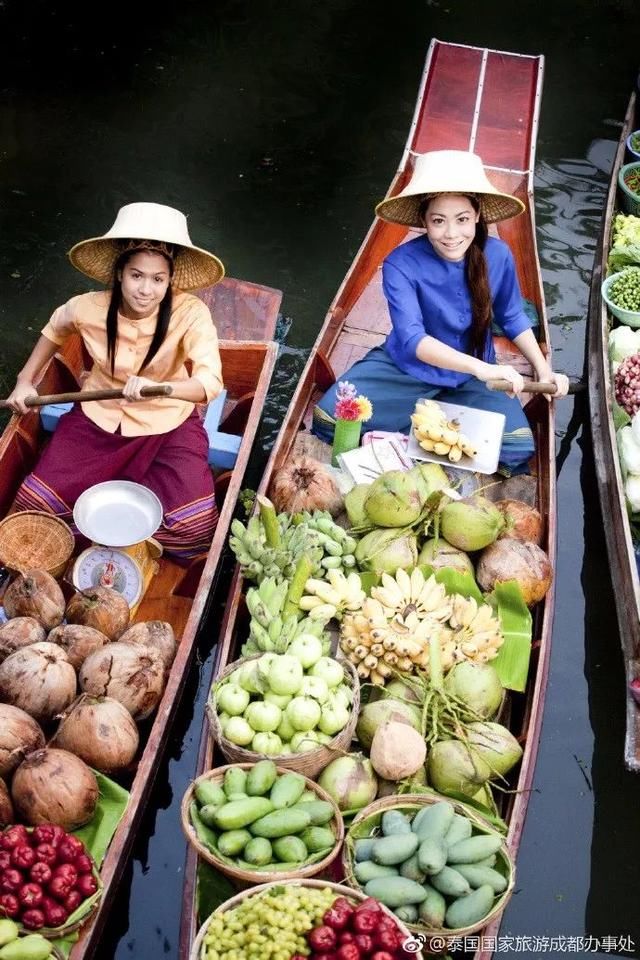 泰国风光最具特色的是水上市场 不买东西光看热闹也有意思