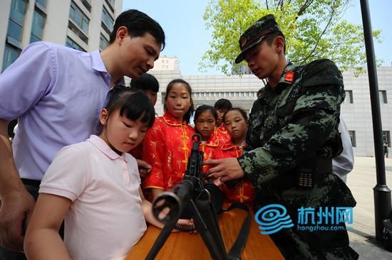 感受强国强军 杭州小伢儿牵手网络大咖进军营