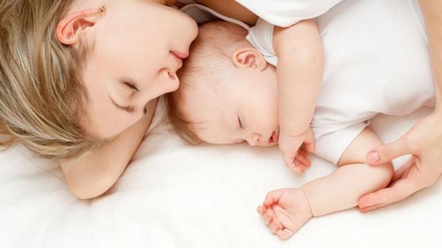 宝宝几个月可以坐着抱不伤脊椎 t016e5f805b64bd2e79.jpg