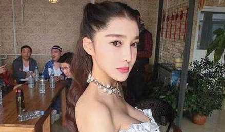 她被称为小柳岩,赵本山最美徒弟,如今裸体坠