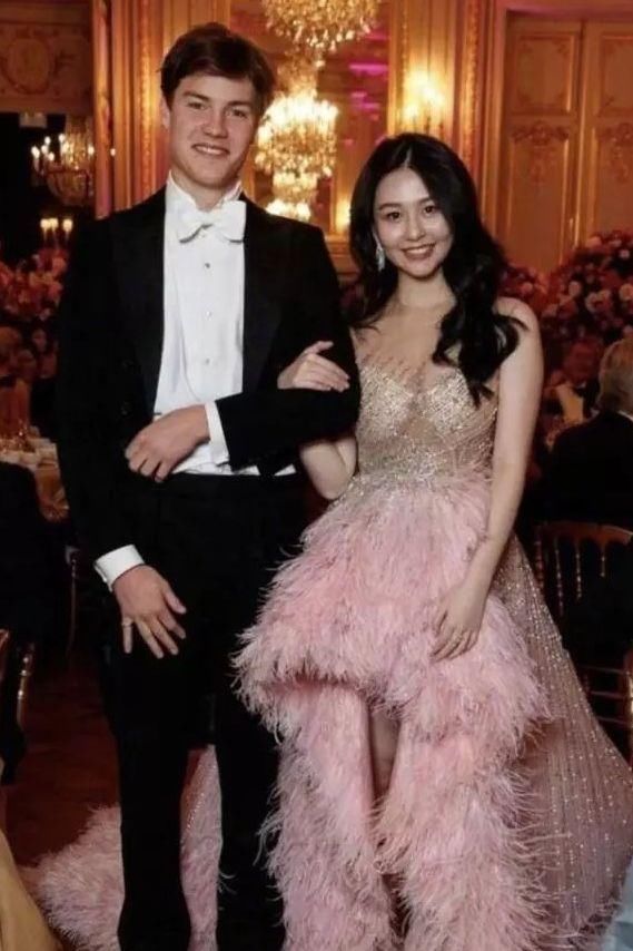 邱淑贞女儿越来越美,晚会造型港味十足,与妈妈如同复制粘贴