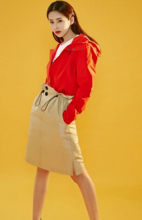 颖儿真会穿搭,红色外套配半身裙优雅又迷人,美