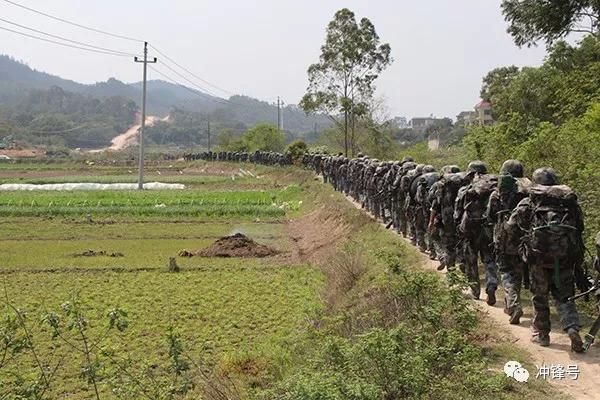 当兵有两朵大红花,一朵入伍光荣,一朵光荣退伍