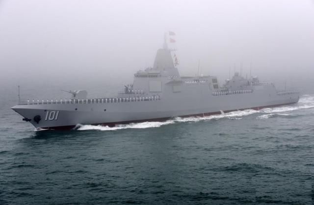 一个老兵,观看纪念海军成立70周年海上阅兵活