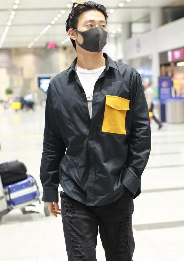 窦骁身穿黑色衬衣搭配黑色牛仔裤现身机场 墨