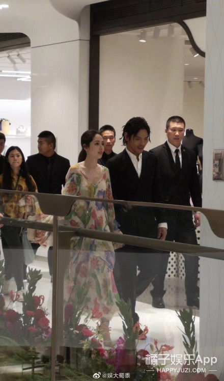 关晓彤发文给男友鹿晗庆生;向佐郭碧婷订婚后