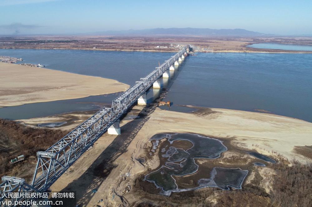 黑龙江同江:中俄铁路大桥如银色长龙傲立在黑
