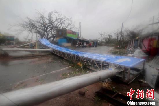 20年来最强热带气旋横扫印度 街头一片狼藉