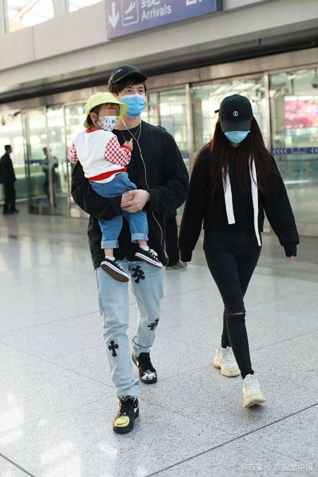 付辛博、颖儿牵女儿亮相机场 2岁小月亮正面照曝光软萌可爱