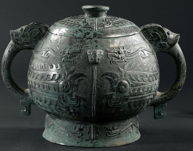 中国陕西宝鸡石鼓山商周墓地考古图,以及部分出土青铜器