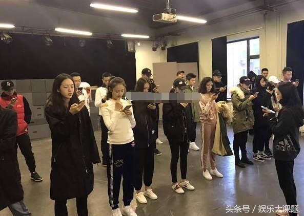 北京电影学院17级表演系老师表示,王俊凯去上