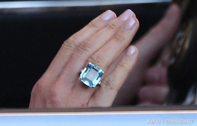 哈里王子送新婚妻子海蓝宝戒指 来自戴安娜王