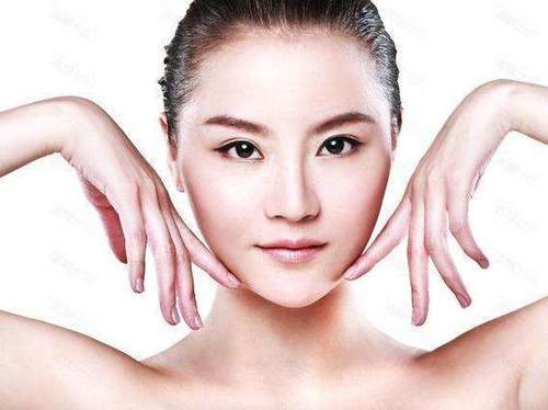 脸上长痘困扰着女生,如何进行肌肤护理?祛痘不