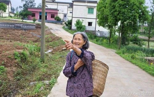 儿子病逝，我给儿媳20万让她三年不改嫁，一年后看到新郎我乐了