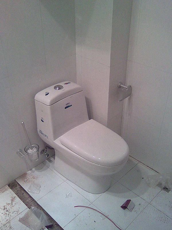 马桶位置不合适，我在楼板重新打了个洞，却被楼下业主投诉！气炸