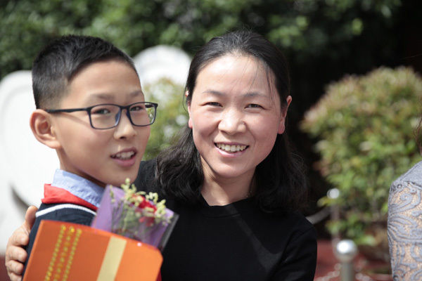 合肥市红星路小学举行感恩母亲节主题升旗仪式