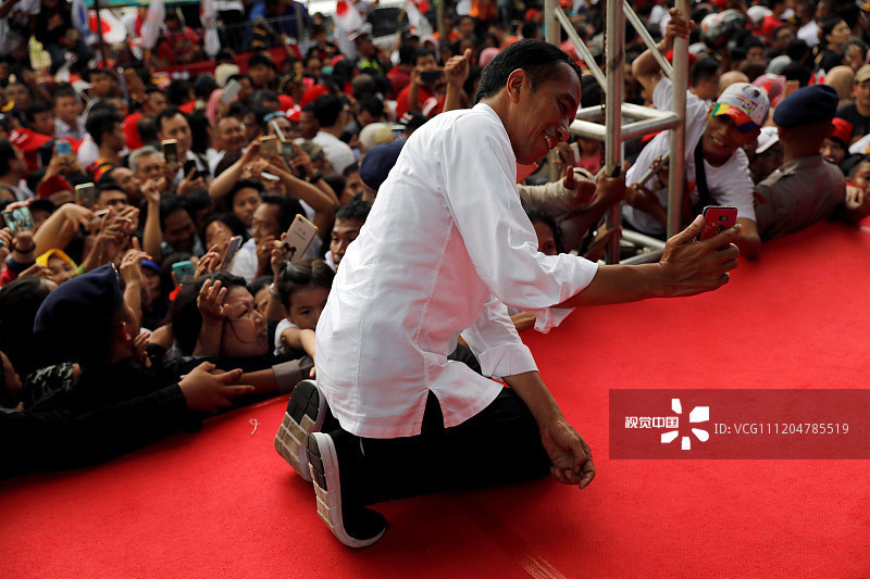 印尼总统维多多赴万丹省出席竞选集会 与支持